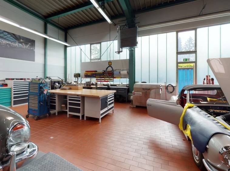 The Oldtimer Garage of Mercedes-Benz: a Virtual Tour Experience